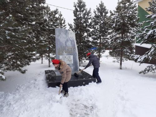Юнармейцы провели акцию по уборке памятника