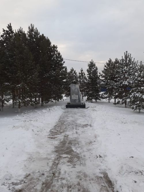 Юнармейцы провели акцию по уборке памятника