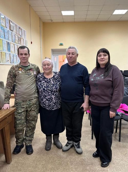 Местные волонтеры встретились с земляком, участником специальной военной операции