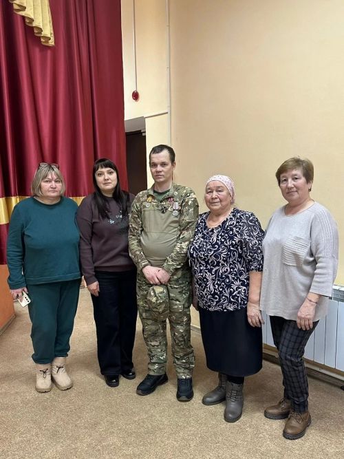 Местные волонтеры встретились с земляком, участником специальной военной операции