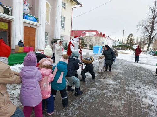 На площади РДК прошла спортивно-игровая программа «Зимние старты»