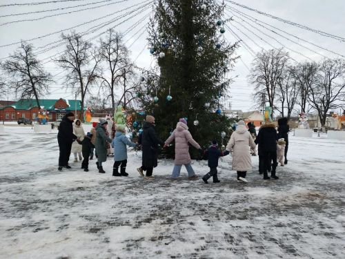 На площади РДК прошла спортивно-игровая программа «Зимние старты»