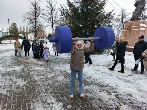На площади РДК прошла спортивно-игровая программа «Зимние старты»