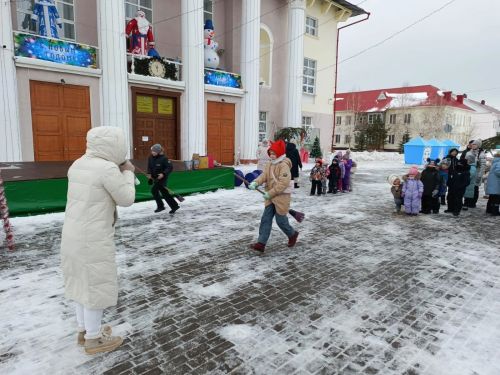 На площади РДК прошла спортивно-игровая программа «Зимние старты»