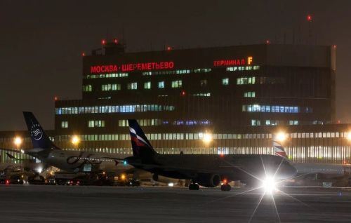 На борту самолета, направлявшегося из Нижнекамска в Москву, пассажир сообщил, что в его ручной клади две бомбы