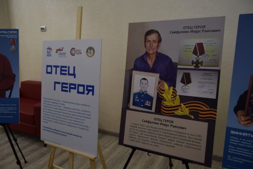 СВОи ребята глядели на нас живым взглядом