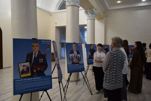 СВОи ребята глядели на нас живым взглядом