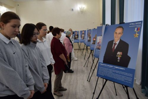 СВОи ребята глядели на нас живым взглядом