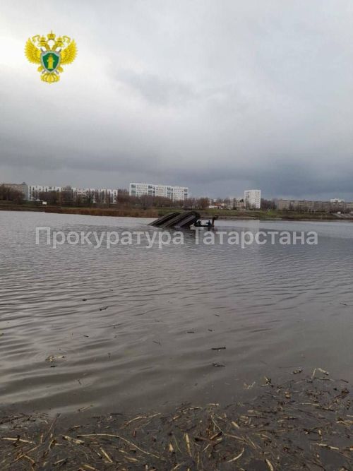 На Мелекеске в Набережных Челнах затонул плавающий экскаватор, ведется поиск оператора