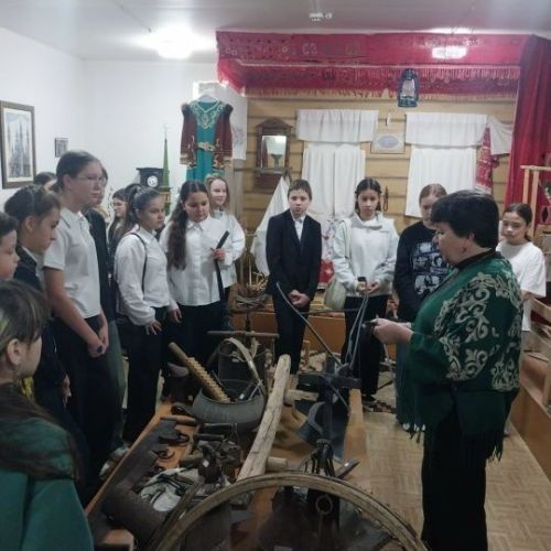 Экскурсия по залам Каракашлинского музея