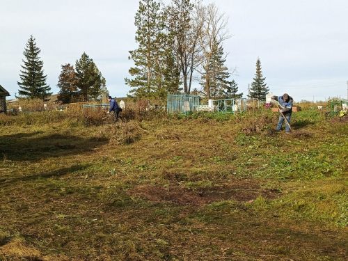 В селе Байряки-Тамак  состоялся субботник на территории местного кладбища