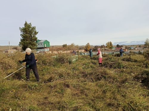 В селе Байряки-Тамак  состоялся субботник на территории местного кладбища