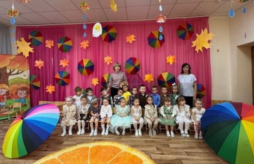 В гости к ребятам пришла золотая Осень