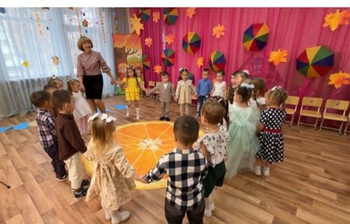В гости к ребятам пришла золотая Осень