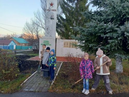 Осенний субботник: Чистота — дань памяти
