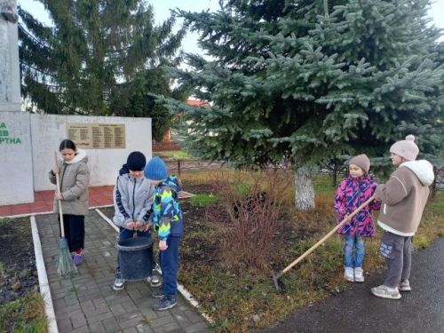 Осенний субботник: Чистота — дань памяти