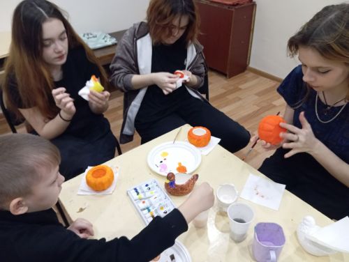 В Ютазинском СДК прошел мастер-класс по росписи гипсовых фигурок