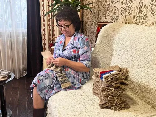 Түбән Камада яшәүче хатын СВО сугышчылары өчен 300 пар оекбаш бәйләгән