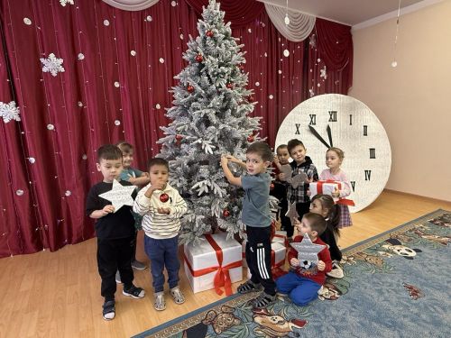 Маленькие творцы увлеченно готовятся к самому волшебному празднику — Новому году!