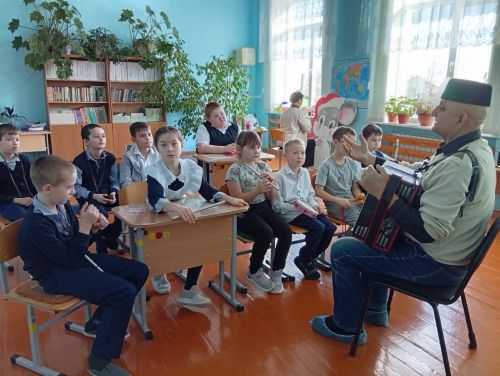 Где воспитываются новые звезды народной музыки? В Байряках