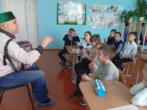 Где воспитываются новые звезды народной музыки? В Байряках