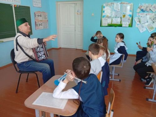 Где воспитываются новые звезды народной музыки? В Байряках