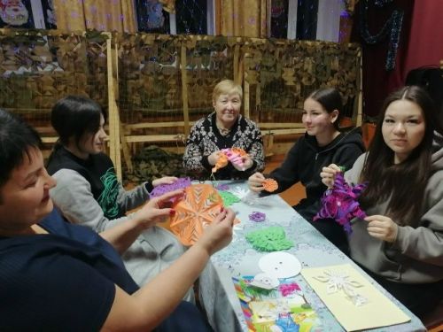 Мастер-класс «Волшебство своими руками: создаём новогодние снежинки»