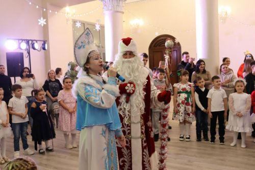Радость и смех: новогодний утренник для юных гостей