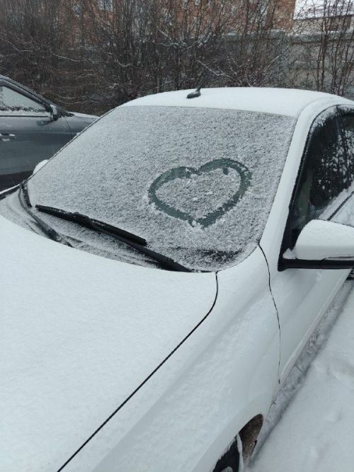 Автоэксперт дал советы по безопасному открыванию машины при обледеневших дверях и замках