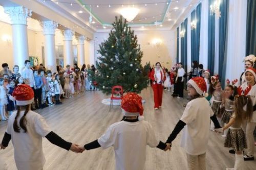 Радость и смех: новогодний утренник для юных гостей