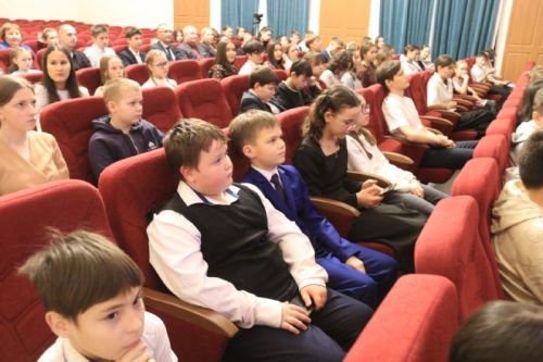 В районе зажглась новогодняя елка для самых талантливых ребят