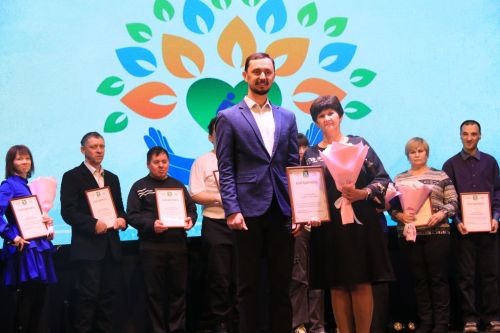 Зал рукоплескал людям широкой души