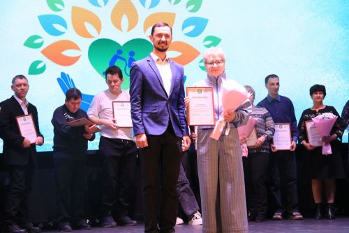Зал рукоплескал людям широкой души