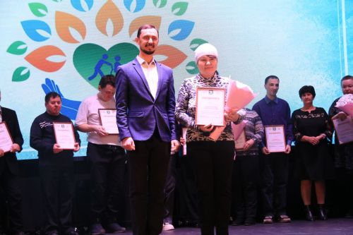 Зал рукоплескал людям широкой души