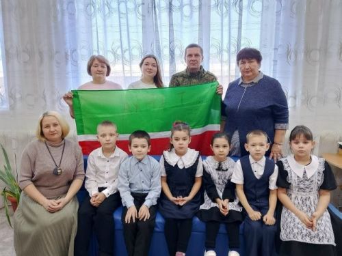 Встреча с героем: история флага и уроки мужества