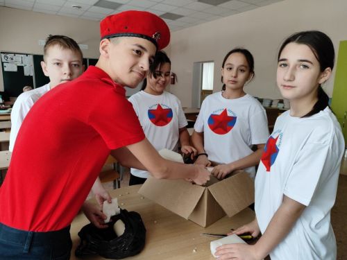 Юнармейцы создали окопные свечи, предназначенные для бойцов, проходящих службу в зоне специальной военной операции