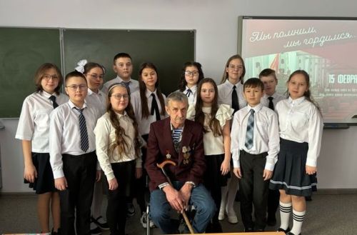 Учащиеся Уруссинской школы № 3 встретились с участником Афганской войны
