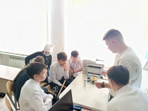 Выпускник Дым-Тамакской школы вернулся, чтобы зажечь любовь к науке!