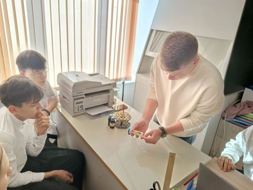 Выпускник Дым-Тамакской школы вернулся, чтобы зажечь любовь к науке!