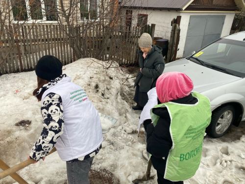 Волонтёры отряда «Бумеранг» подарили тепло и заботу ветерану педагогического труда