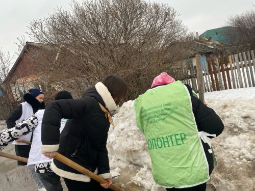 Волонтёры отряда «Бумеранг» подарили тепло и заботу ветерану педагогического труда