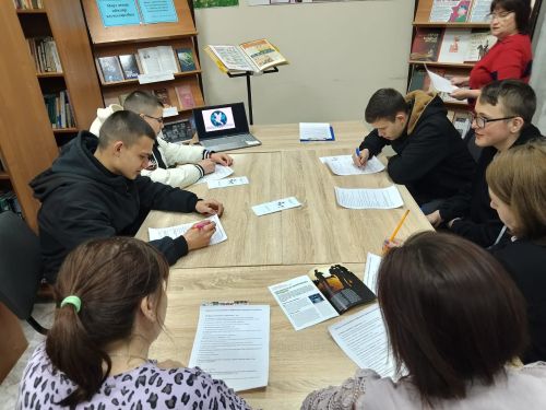 В Каракашлинской сельской библиотеке, для молодежи села, провели круглый стол «Молодежь – за мир без терроризма»