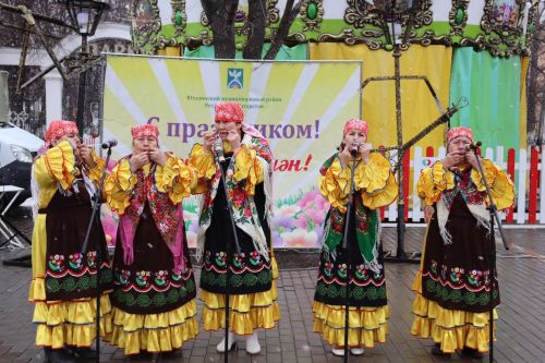 Науруз в Уруссу: весенний праздник объединил жителей на площади РДК