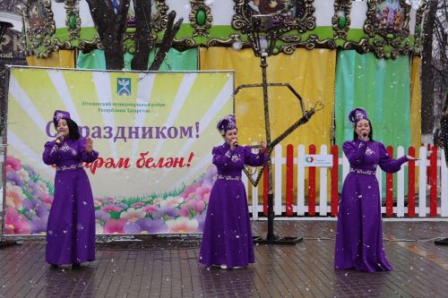 Науруз в Уруссу: весенний праздник объединил жителей на площади РДК