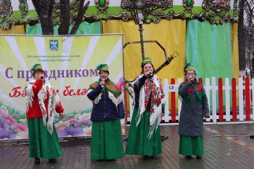 Науруз в Уруссу: весенний праздник объединил жителей на площади РДК