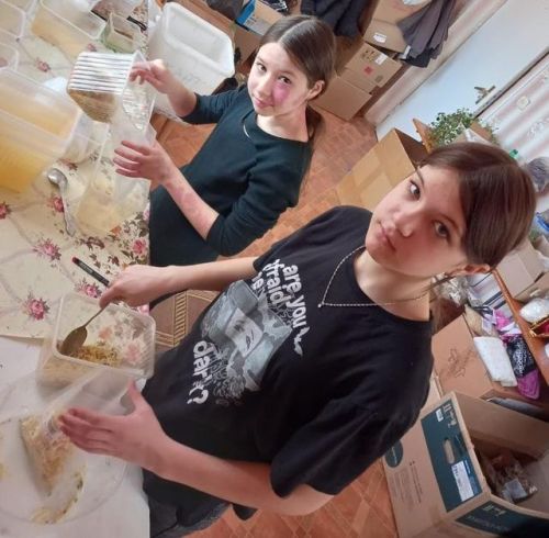 Добро в действии: школьницы помогают фронту
