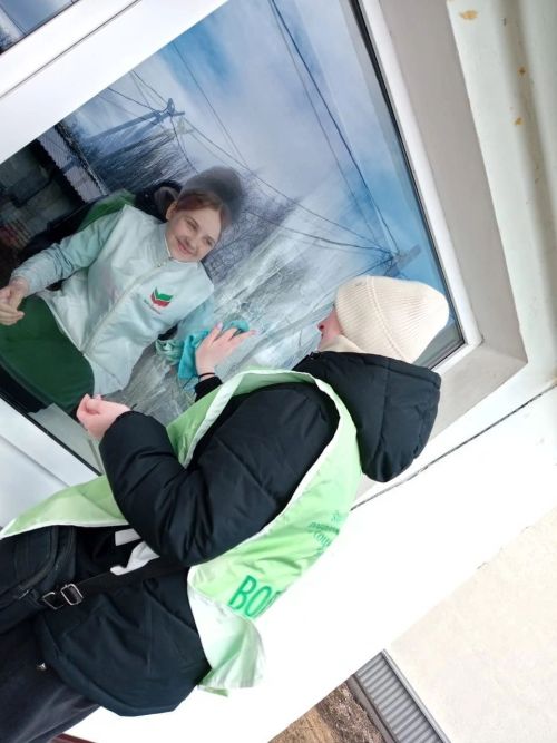 Волонтёры отряда «БУМЕРАНГ» провели уборку у ветерана школы в рамках акции «Весенняя неделя добра»
