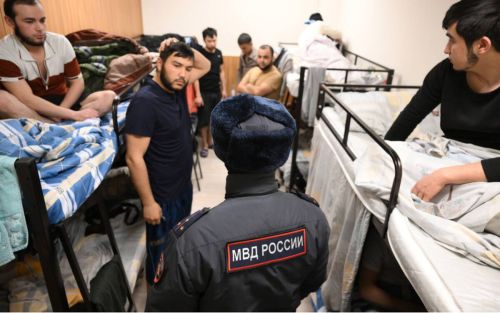 Как Россия планирует взаимодействовать с мигрантами: депортация нелегалов и содействие в адаптации