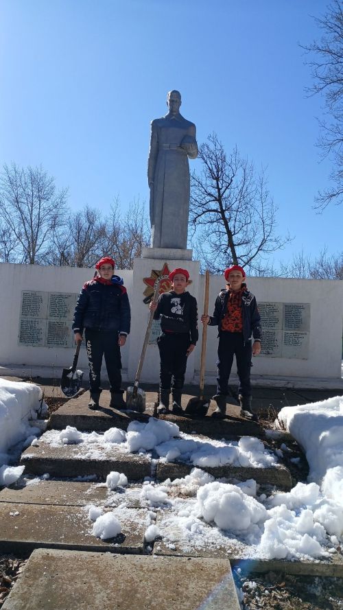 Юнармейцы Мало-Уруссинской школы расчистили памятник героям ВОВ