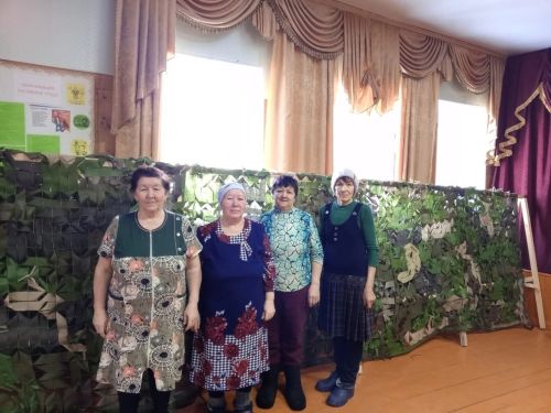 Волонтёры культуры Ютазинского района вяжут маскировочные сети для поддержки мобилизованных